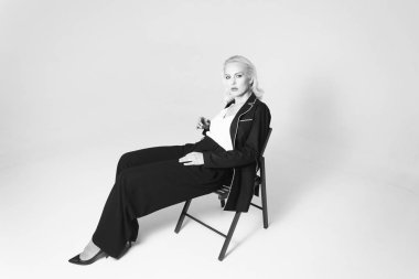 Siyah bir elbiseyle sarışın bir kadının portresi