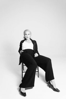 Siyah bir elbiseyle sarışın bir kadının portresi