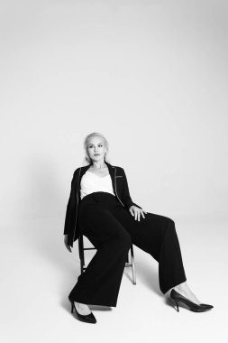 Siyah bir elbiseyle sarışın bir kadının portresi