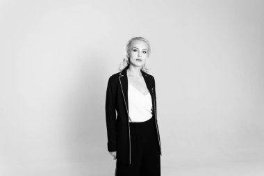 Siyah bir elbiseyle sarışın bir kadının portresi