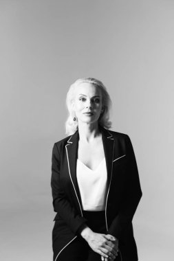 Çekici sarışın iş kadını siyah beyaz stüdyo portre