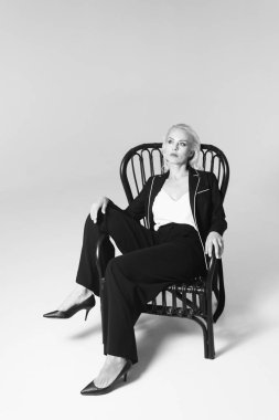 Siyah bir elbiseyle sarışın bir kadının portresi