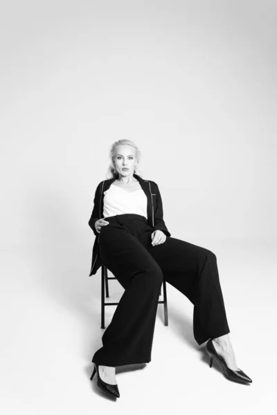Porträt einer blonden Frau im schwarzen Kleid — Stockfoto