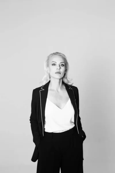 Portret blond kobieta w czarnej sukni — Zdjęcie stockowe