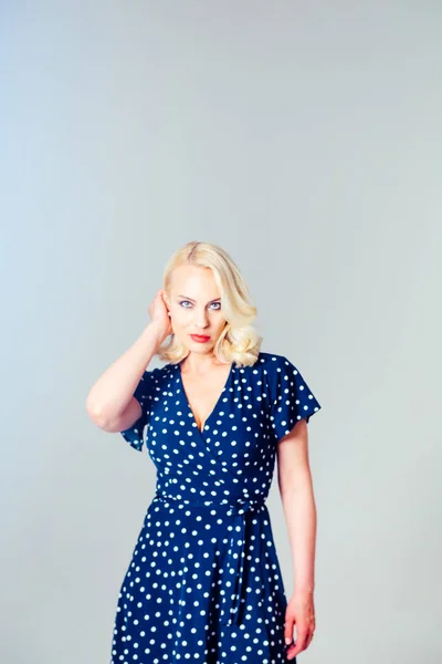 Портрет блондинки в темно-синем платье — стоковое фото