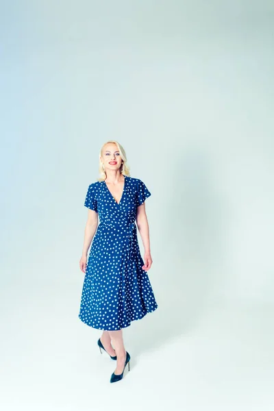 Портрет блондинки в темно-синем платье — стоковое фото