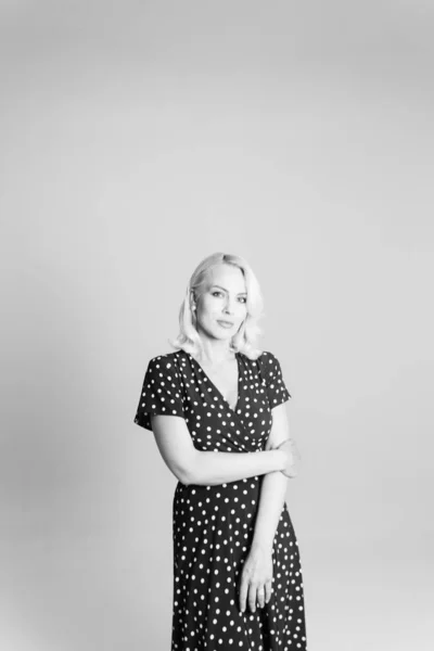 Retrato de una mujer rubia en un vestido negro —  Fotos de Stock