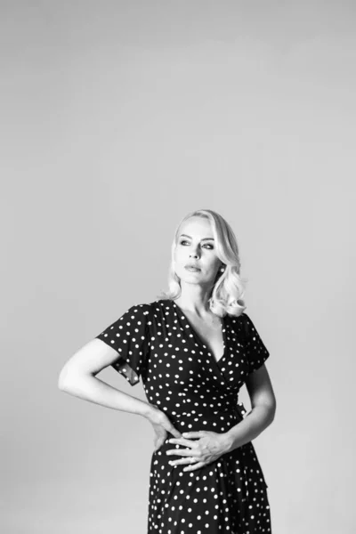 Porträtt av en blond kvinna i en svart klänning — Stockfoto