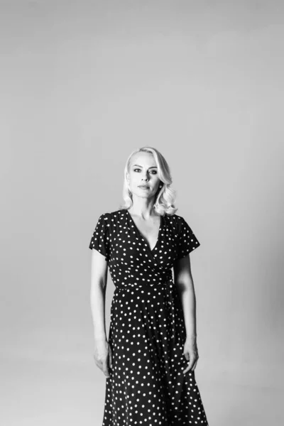 Portrét blonďaté ženy v černých šatech — Stock fotografie