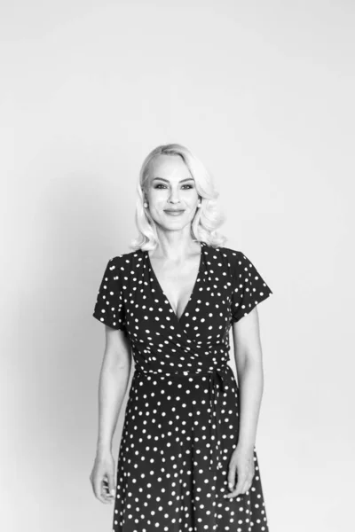 Porträtt av en blond kvinna i en svart klänning — Stockfoto
