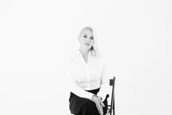 Портрет блондинки в белой рубашке и черных брюках — стоковое фото