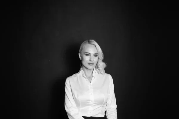 Retrato de una mujer rubia con camisa blanca — Foto de Stock