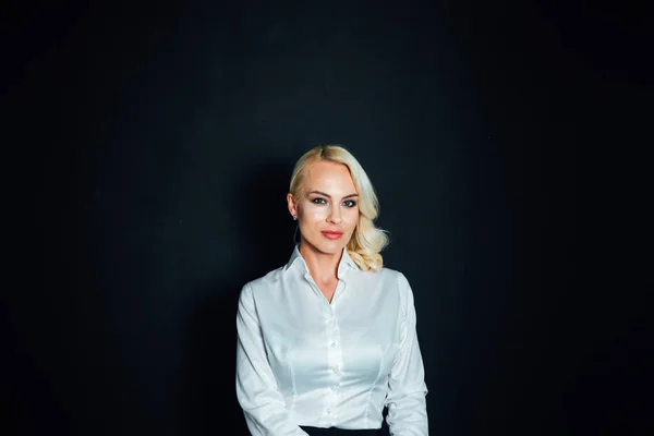 Retrato de una mujer rubia con camisa blanca — Foto de Stock