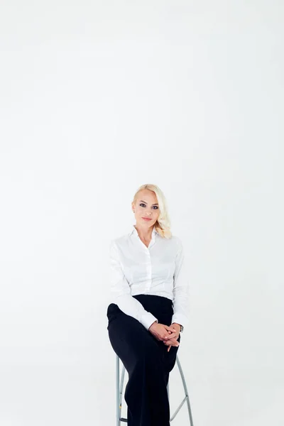 Retrato de una mujer rubia con camisa blanca y pantalones negros —  Fotos de Stock