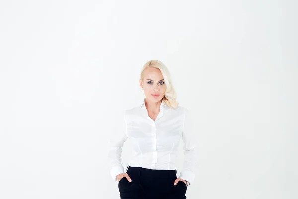 Retrato de una mujer rubia con camisa blanca y pantalones negros — Foto de Stock