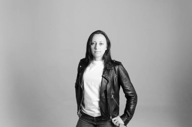 Retrato de una mujer en una chaqueta de cuero