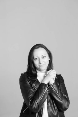 Retrato de una mujer en una chaqueta de cuero