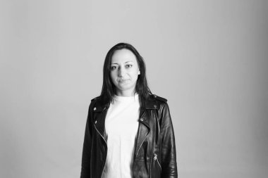 Retrato de una mujer en una chaqueta de cuero