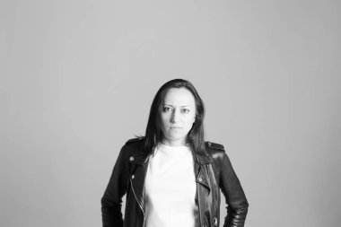 Retrato de una mujer en una chaqueta de cuero