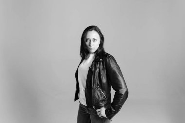 Retrato de una mujer en una chaqueta de cuero