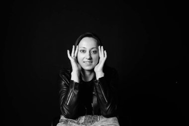 Retrato de una mujer en una chaqueta de cuero