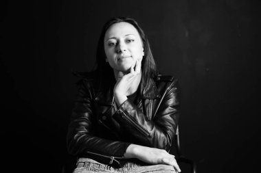Retrato de una mujer en una chaqueta de cuero