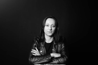 Retrato de una mujer en una chaqueta de cuero