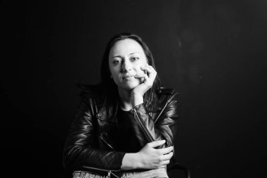 Retrato de una mujer en una chaqueta de cuero