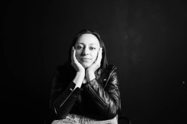 Retrato de una mujer en una chaqueta de cuero