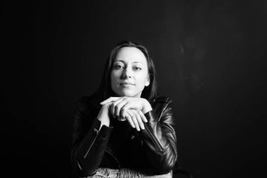 Retrato de una mujer en una chaqueta de cuero