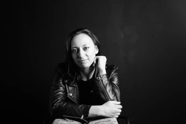 Retrato de una mujer en una chaqueta de cuero