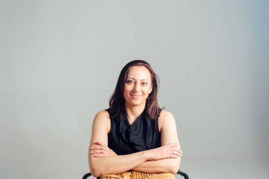 Siyah elbiseli bir kadının portresi.