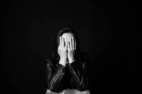 Retrato de uma mulher em uma jaqueta de couro — Fotografia de Stock