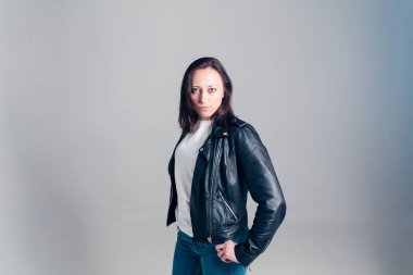 Retrato de una mujer en una chaqueta de cuero