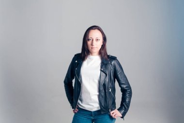 Retrato de una mujer en una chaqueta de cuero