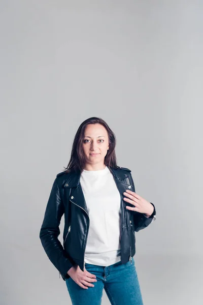 Portrait de femme vêtue d'une veste en cuir — Photo