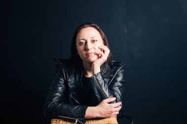 Retrato de una mujer en una chaqueta de cuero