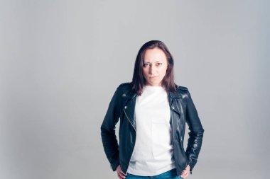 Retrato de una mujer en una chaqueta de cuero