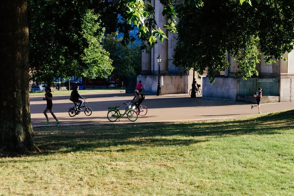 런던 중심부에서 조깅과 자전거 타기 — 스톡 사진