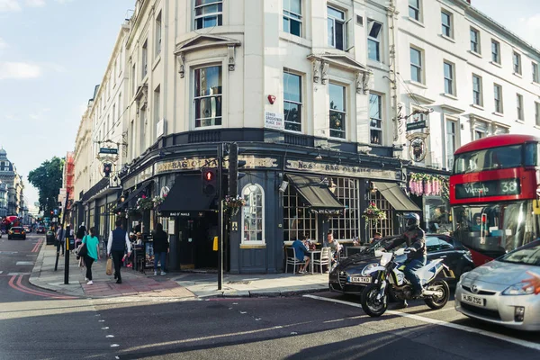 Londra'da Buckingham Sarayı Yolu üzerinde Çanta O Nails Pub — Stok fotoğraf