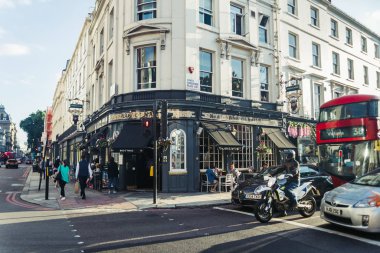 Londra'da Buckingham Sarayı Yolu üzerinde Çanta O Nails Pub