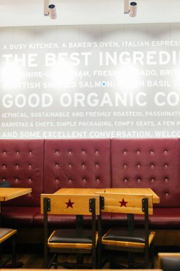 Pret a Manger kafenin içindeki sandalyeler ve masalar