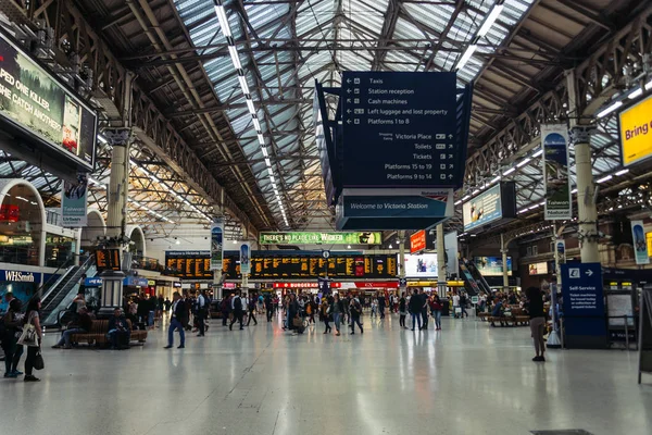 Victoria Station in London — Stockfoto