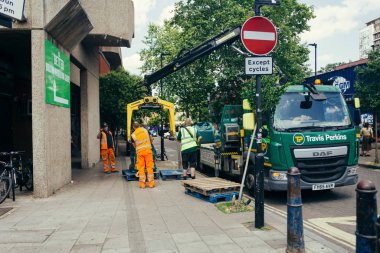 İşçiler araç kargo boşaltma