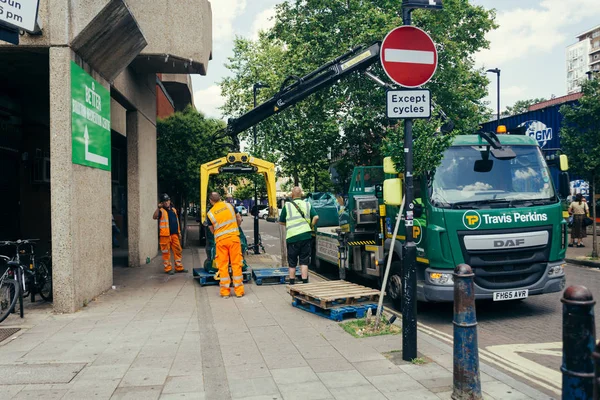 İşçiler araç kargo boşaltma