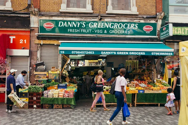 Londra'da Brixton Gıda Pazarı tezgah