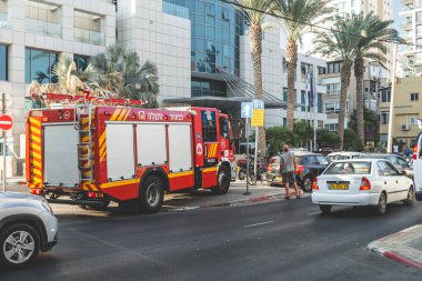 Tel Aviv / İsrail-13 / 10 / 18: İsrail itfaiye ekibi Tel Aviv 'e çağrı üzerine geldi. İtfaiye araçları arasında itfaiyecilerin olay yerine nakledilmesi ve yangınla mücadele için su sağlanması yer alıyor.