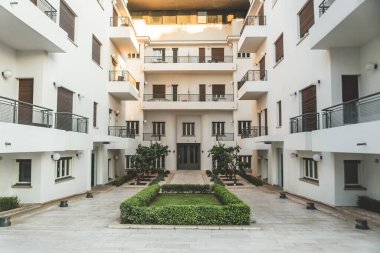Tel Aviv / İsrail-13 / 10 / 18: Tel Aviv, İsrail 'deki HaYrkon Caddesi' ndeki modern yerleşim yeri