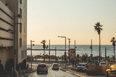 Tel Aviv / İsrail-13 / 10 / 18: Tel Aviv 'de Retsif Herbert Samuel Caddesi ile birlikte yürüyen kalabalık gün batımından hemen önce Frishman Caddesi' nden görüldü.