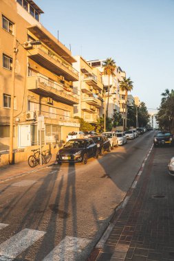 Tel Aviv / İsrail-13 / 10 / 18: Shalag Caddesi, yaz akşamları HaYarkon Caddesi ile kavşağında görüldüğü üzere tek yönlü küçük bir cadde.